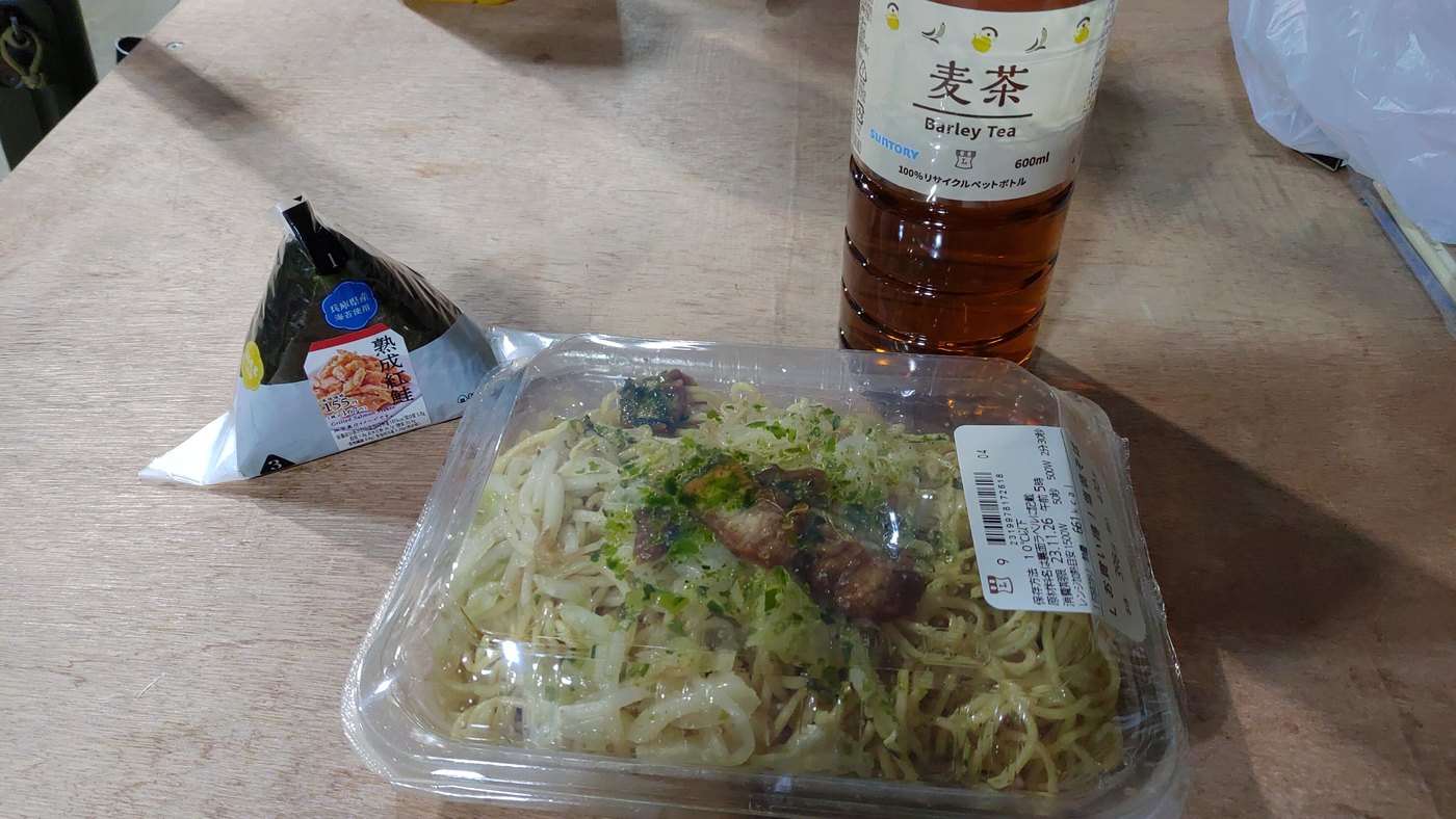 昼食のローソンの塩焼きそば